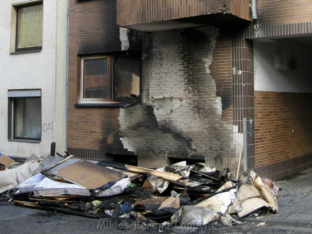 Sperrmuell Brand mit Uebergriff der Flammen auf Wohnhaus 20.JPG
